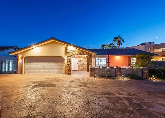 New Lakeside Hideaway Game Firepit Holiday home Lake Havasu City